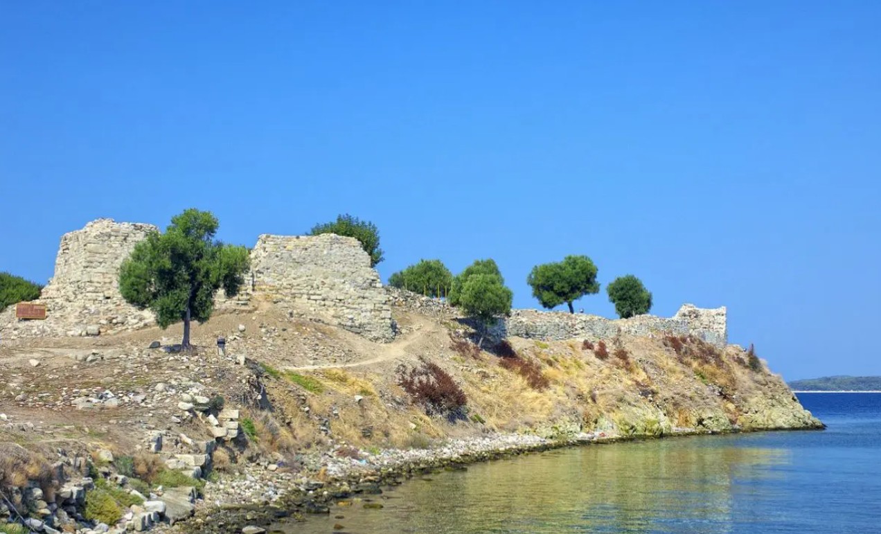 Sitio arqueológico de Toroni photo